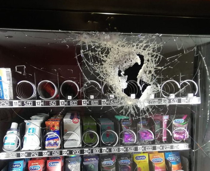 Ventimiglia: vandalizzato il distributore automatico di via Aprosio per rubare marijuana light