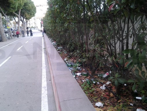 Sanremo: meno di 48 ore al Capodanno, ecco lo scempio di bottiglie e cartacce a pochi passi dalla 'Movida' Sanremo: meno di 48 ore al Capodanno, ecco lo scempio di bottiglie e cartacce a pochi passi dalla 'Movida'