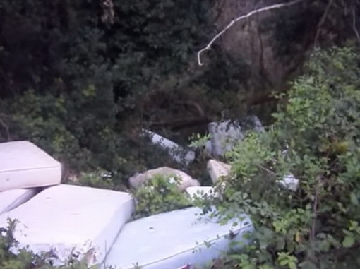 Sanremo: parliamo tanto di differenziata ed ecco a Pian della Castagna una discarica abusiva di... materassi! Sanremo: parliamo tanto di differenziata ed ecco a Pian della Castagna una discarica abusiva di... materassi!