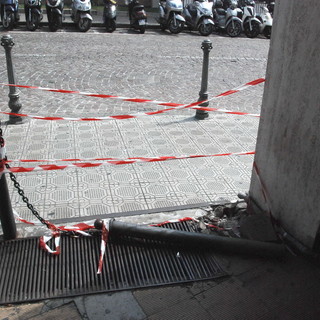 Il dissuasore divelto Il dissuasore divelto