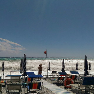 Arma di Taggia: soffia il vento su tutta la riviera di ponente, danni nel pomeriggio alla spiaggia 'Lido Blu' Arma di Taggia: soffia il vento su tutta la riviera di ponente, danni nel pomeriggio alla spiaggia 'Lido Blu'