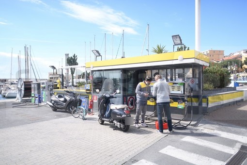 Sanremo: dopo la chiusura di molti distributori nel centro della città riapre quello del porto vecchio (Foto)