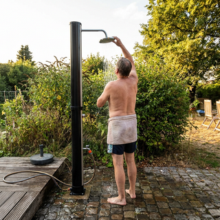 Doccia solare da giardino: come funziona e vantaggi reali