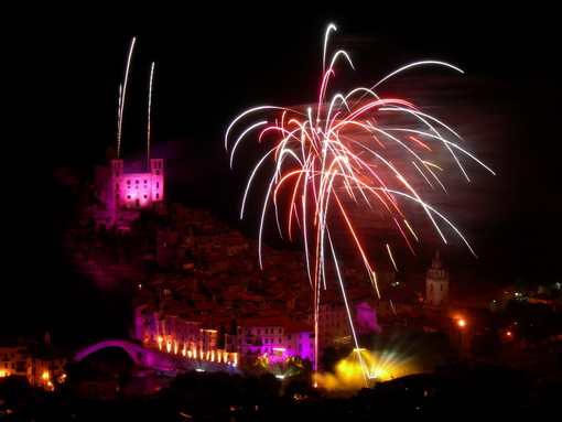 Dolceacqua: questa sera spettacolo pirotecnico e serata danzante con i Lost in Blues