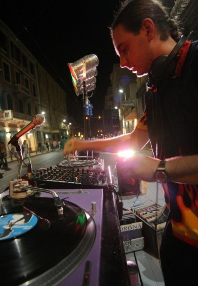 Sanremo: prosegue il tentativo di record mondiale di maratona di mixaggio