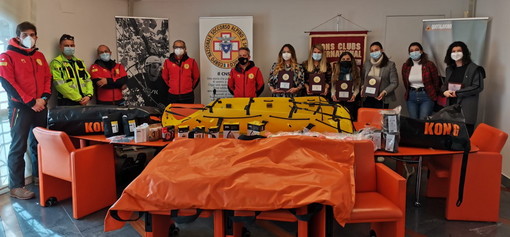 Quattro Leo club della nostra provincia donano 4.000 euro di materiale al Soccorso Alpino Quattro Leo club della nostra provincia donano 4.000 euro di materiale al Soccorso Alpino