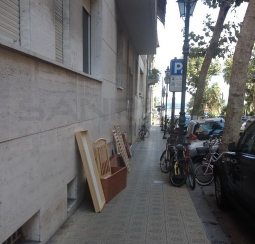 Sanremo: mobili e vecchi elettrodomestici abbandonati in via Ruffini, la rabbia dei residenti (Foto) Sanremo: mobili e vecchi elettrodomestici abbandonati in via Ruffini, la rabbia dei residenti (Foto)
