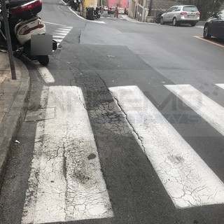 Sanremo: asfalto colabrodo in via Dante Alighieri, la lamentela e le foto di un'altra lettrice
