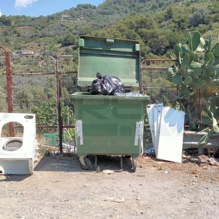 Ventimiglia: discarica abusiva di fronte a casa, famiglia costretta a spostare un frigo per uscire (Foto)
