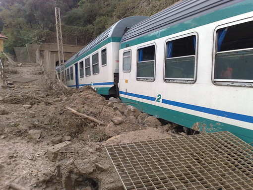 Bordighera: deragliato un treno in località Giunchetto, solo 5 i feriti non gravi. Foto e particolari
