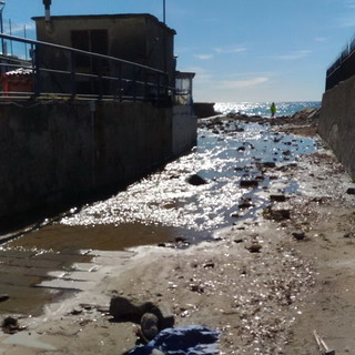 Sanremo: ieri la mareggiata per fortuna senza gravi danni, accesso bloccato per il 'Lido Foce' (Foto)