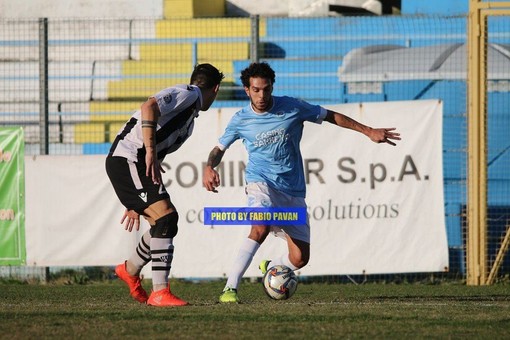 Daniele Molino in azione con la maglia della Sanremese Daniele Molino in azione con la maglia della Sanremese
