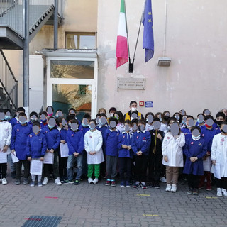 I Lions di Ventimiglia donano le bandiere d'Italia e d'Europa alla scuola di Roverino (Foto) I Lions di Ventimiglia donano le bandiere d'Italia e d'Europa alla scuola di Roverino (Foto)