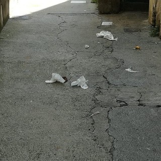 Sanremo: vicolo Gradisca nel degrado e nella sporcizia, docenti e studenti di via Volta chiedono più controlli (Foto) Sanremo: vicolo Gradisca nel degrado e nella sporcizia, docenti e studenti di via Volta chiedono più controlli (Foto)