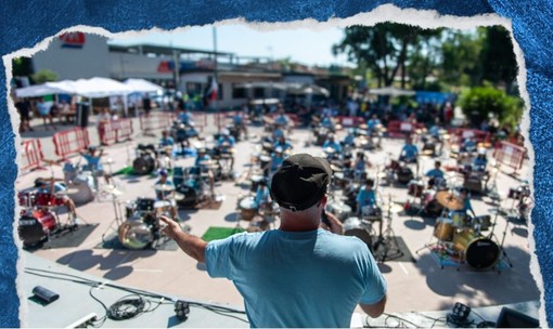 Cento batterie e una sola musica, a Sanremo va in scena "Drum 100" (Foto) Cento batterie e una sola musica, a Sanremo va in scena "Drum 100" (Foto)