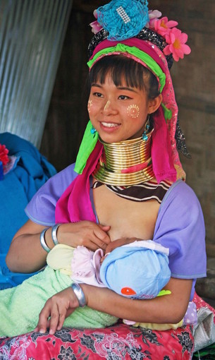 Sanremo: sabato alla Galleria d'Arte La Fenice l'inaugurazione della mostra 'Le donne giraffa in Tailandia' Sanremo: sabato alla Galleria d'Arte La Fenice l'inaugurazione della mostra 'Le donne giraffa in Tailandia'