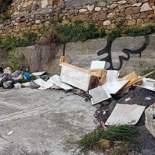 Sanremo: zona abbandonata di via Padre Semeria nuovamente trasformata in discarica abusiva (Foto)