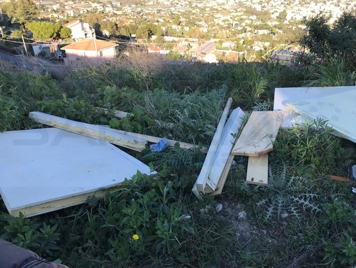 Sanremo: discariche abusive (e non solo) in via Padre Semeria, le proteste di alcuni residenti (Foto) Sanremo: discariche abusive (e non solo) in via Padre Semeria, le proteste di alcuni residenti (Foto)
