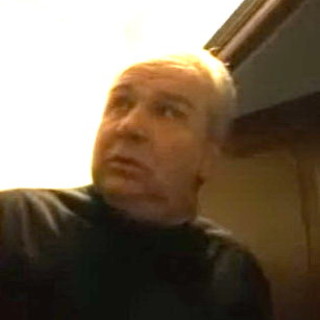 Confessioni choc del prete che brucia la foto del Papa “La rivelazione è finita. Miracoli? Satana fa di più e meglio di noi”