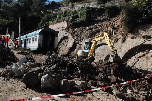 Deragliamento Bordighera: collina sempre sotto sequestro, ma proseguono i lavori Deragliamento Bordighera: collina sempre sotto sequestro, ma proseguono i lavori