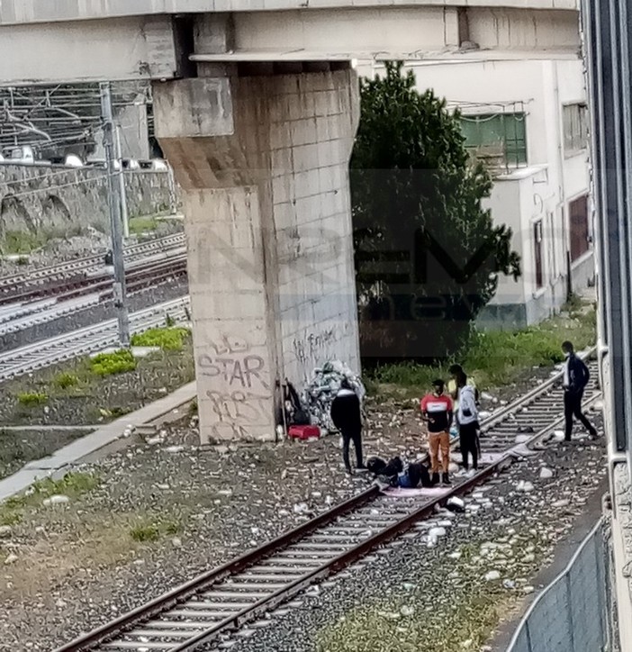Ventimiglia: degrado e sporcizia sui binari vicino alla stazione, la protesta di una nostra lettrice (Foto)