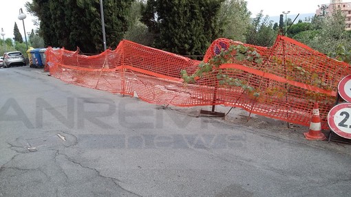 Sanremo: la pioggia di ieri peggiora nuovamente la già disastrosa situazione di via Vallarino, servono interventi Sanremo: la pioggia di ieri peggiora nuovamente la già disastrosa situazione di via Vallarino, servono interventi