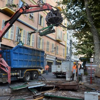 Sanremo: se ne va un altro pezzo di storia matuziana, stamane rimossa l'edicola di piazza Eroi Sanremesi Sanremo: se ne va un altro pezzo di storia matuziana, stamane rimossa l'edicola di piazza Eroi Sanremesi
