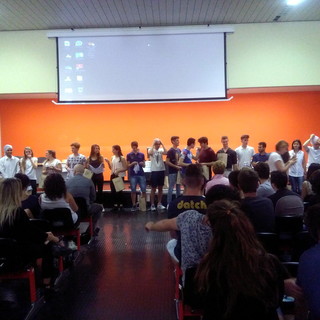 Gli alunni del Vieusseux vincono alla gara di Debate: nella prima gara di dibattito in Liguria la squadra del Liceo si aggiudica il miglior punteggio in assoluto Gli alunni del Vieusseux vincono alla gara di Debate: nella prima gara di dibattito in Liguria la squadra del Liceo si aggiudica il miglior punteggio in assoluto
