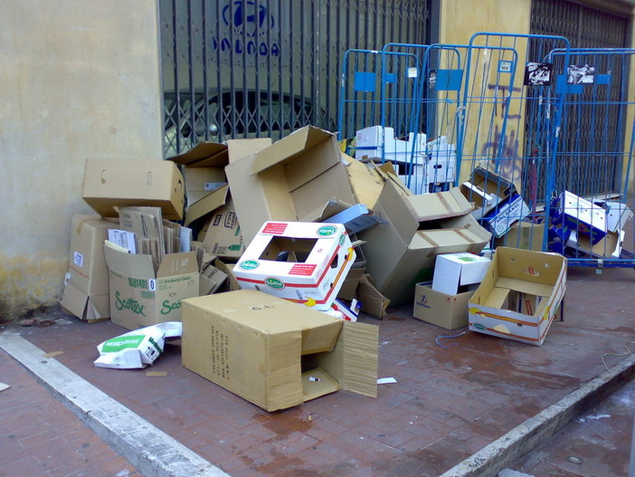 Degrado via Carso a Ventimiglia: “Supermercati e commercianti depositano rifiuti quì”, l’appello dei residenti ai Commissari Degrado via Carso a Ventimiglia: “Supermercati e commercianti depositano rifiuti quì”, l’appello dei residenti ai Commissari