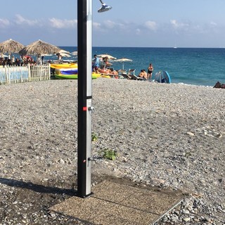 Vallecrosia: l'assessore Fazzari interviene dopo l'interpellanza dell'opposizione sulle docce solari in spiaggia