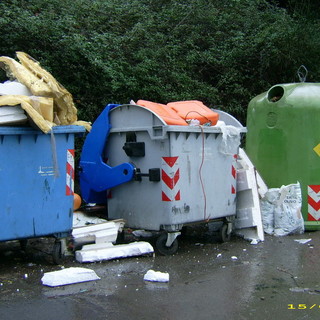 Sanremo: degrado vicino ai cassonetti della zona di Valle Armea vicino al carcere