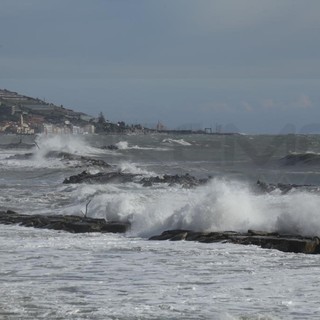 Mareggiata nel ponente: stabilimenti devastati, in 50 anni nessuno ha mai pensato a protezioni serie (Foto e Video)