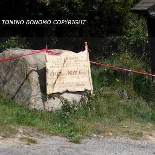 Sanremo: la 'curva del Marzocco' nuovamente nel degrado, tavoli e sedie buttati nel dirupo, che vergogna!