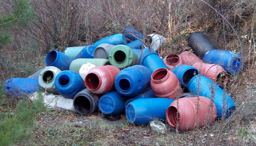 Una parte della discarica abusiva Una parte della discarica abusiva