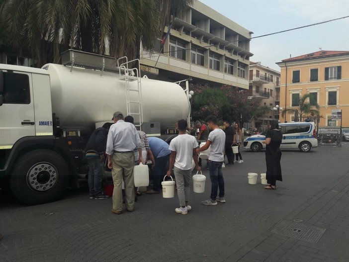 Diano Marina: acqua distribuita con le autobotti, Chiappori "Abbiamo tubazioni vecchie che si spaccano sempre!" (Foto)