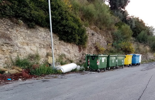 Ventimiglia: discarica abusiva di 'ingombranti' in via alle Ville, la denuncia e le foto di un lettore Ventimiglia: discarica abusiva di 'ingombranti' in via alle Ville, la denuncia e le foto di un lettore