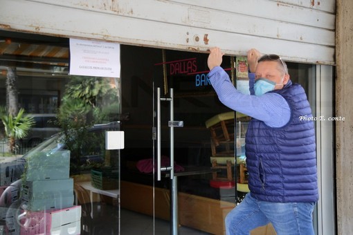 Documento unitario delle Regioni per le linee guida che consentano di riaprire lunedì prossimo Documento unitario delle Regioni per le linee guida che consentano di riaprire lunedì prossimo