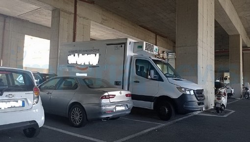 Imperia, parcheggi sempre occupati alla stazione ferroviaria: esposto in Comune dei pendolari (foto) Imperia, parcheggi sempre occupati alla stazione ferroviaria: esposto in Comune dei pendolari (foto)