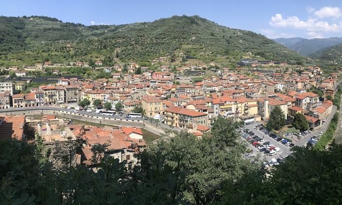 Dolceacqua: domani al Castello l’inaugurazione della mostra ‘Sotto l’immenso cielo…la Riviera’ dell’artista Viviana Trentin