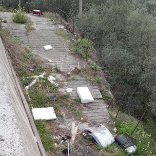 Sanremo: i 'furbetti dell'immondizia' colpiscono ancora, discarica abusiva in zona San Giacomo (Foto) Sanremo: i 'furbetti dell'immondizia' colpiscono ancora, discarica abusiva in zona San Giacomo (Foto)