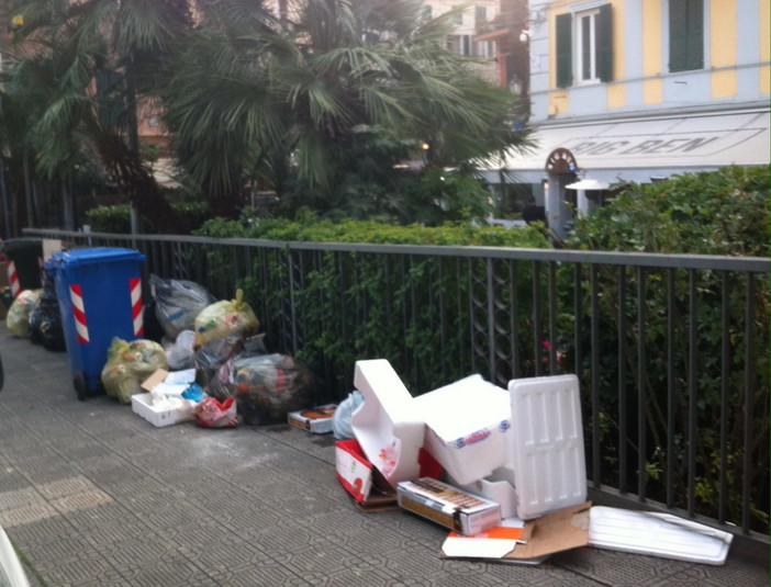 Sanremo: sacchetti dei rifiuti sui marciapiedi, la segnalazione con foto di un lettore
