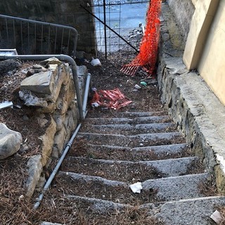 Sanremo: degrado e sporcizia sulla scala e la strada d'accesso al mare a Pian di Poma (Foto)