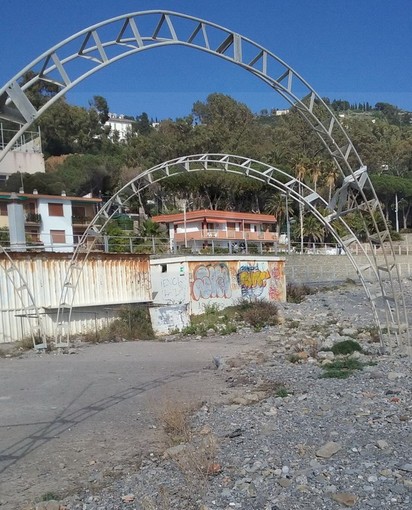 Ospedaletti: 'Piazzale a Mare' dalle feste al... degrado, ma per riqualificarlo serve una protezione a mare