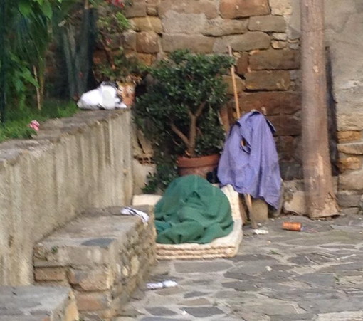Sanremo: via Montà spesso trasformata in un 'dormitorio', la denuncia del Comitato 'La Pigna siamo noi' Sanremo: via Montà spesso trasformata in un 'dormitorio', la denuncia del Comitato 'La Pigna siamo noi'