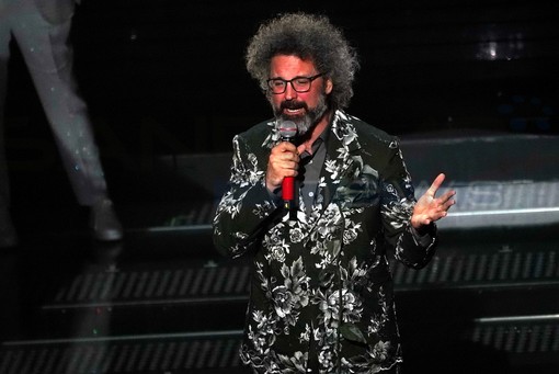 Sanremo, Simone Cristicchi con l’Orchestra Sinfonica: “Prima volta in concerto qui. La mia svolta artistica? Al Festival nel 2007” Sanremo, Simone Cristicchi con l’Orchestra Sinfonica: “Prima volta in concerto qui. La mia svolta artistica? Al Festival nel 2007”