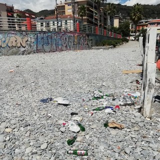 Ventimiglia: degrado e sporcizia su alcune spiagge pubbliche, la protesta di una lettrice (Foto)