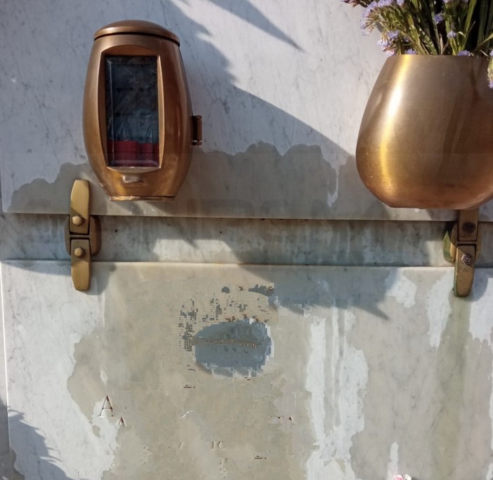 Sanremo: degrado e sporcizia al cimitero di Coldirodi, i residenti chiedono un intervento al Comune (Foto)