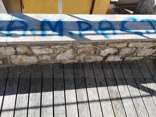 Ventimiglia: troppi incivili nella città alta, immondizia abbandonata e vandali in piazza San Michele (Foto)