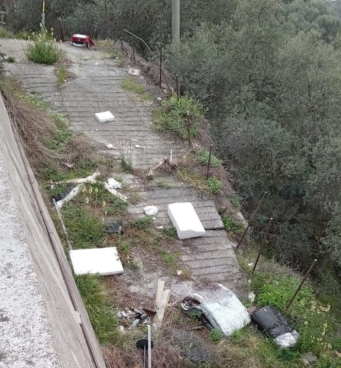 Sanremo: i 'furbetti dell'immondizia' colpiscono ancora, discarica abusiva in zona San Giacomo (Foto)