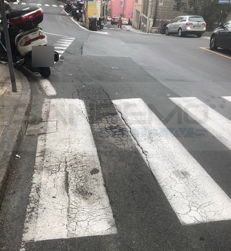 Sanremo: asfalto colabrodo in via Dante Alighieri, la lamentela e le foto di un'altra lettrice Sanremo: asfalto colabrodo in via Dante Alighieri, la lamentela e le foto di un'altra lettrice